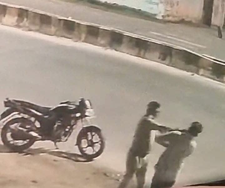कासगंज मे देर रात इंजीनियर को दो पुलिसकर्मियो ने रोका, बाइक के कागज चेक किए... फिर मांगे रुपये, विरोध पर जड़ दिए कई थप्पड़