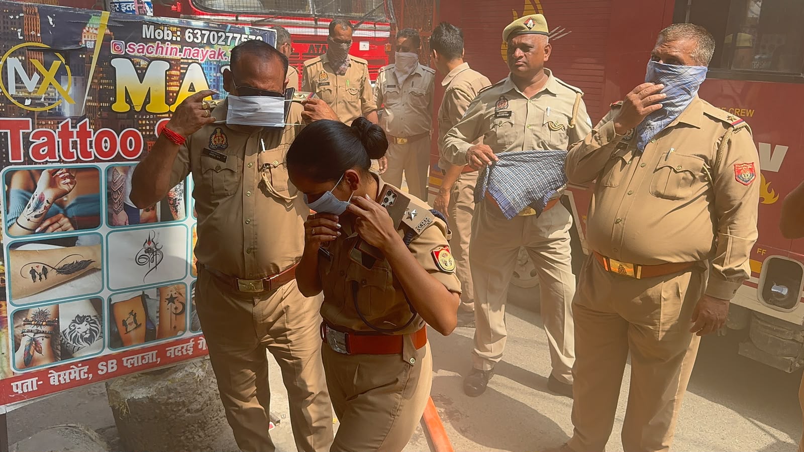 Kasganj: शॉर्ट सर्किट से विशाल मेगा मार्ट में लगी आग, मची अफरा-तफरी