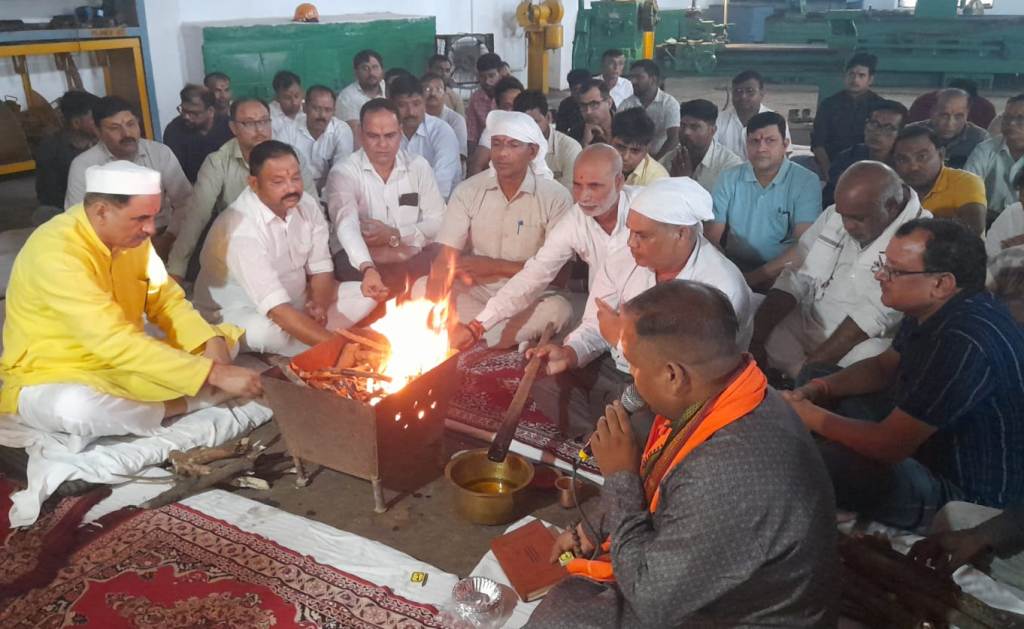 विश्वकर्मा जयंती पर चीनी मिल और बीडीएम स्कूल में विधि-विधान से हुआ पूजन