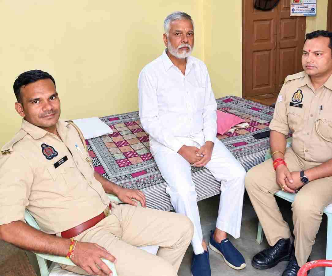 Kasganj: भाजपा नेताओं को ₹2000 से अधिक का सामान गिफ्ट करने की थी तैयारी, पुलिस ने कांग्रेस नेताओं को किया हाउस अरेस्ट