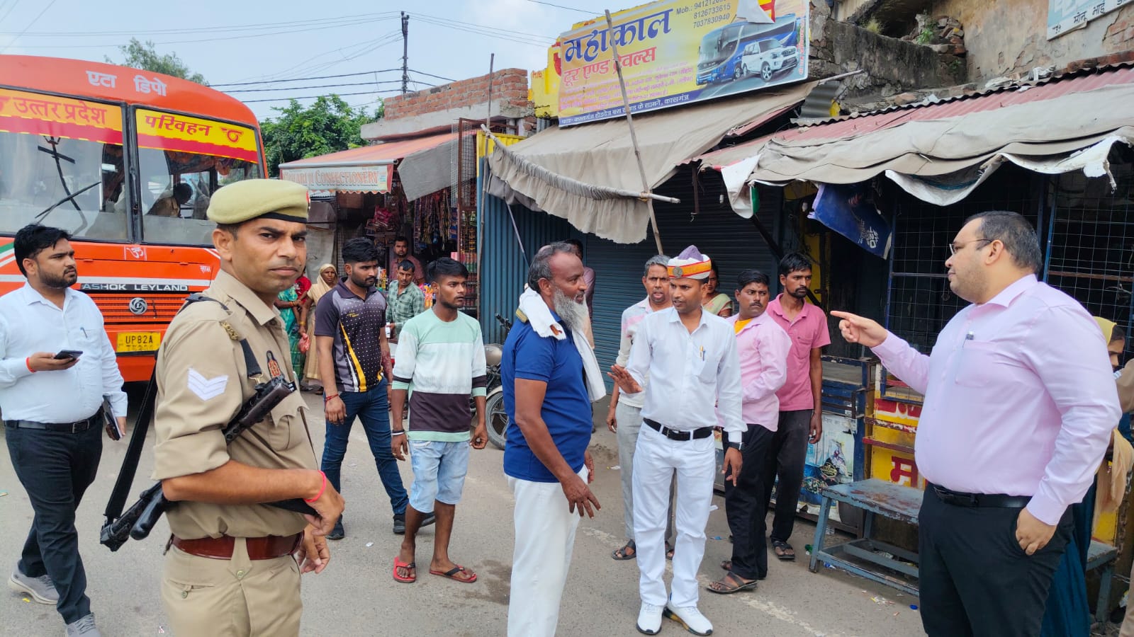 कासगंज डीएम ने औचक निरीक्षण में पकड़ी रोडवेज की मनमानी, मुख्य मार्ग पर बसें रोकने पर एआरएम को नोटिस