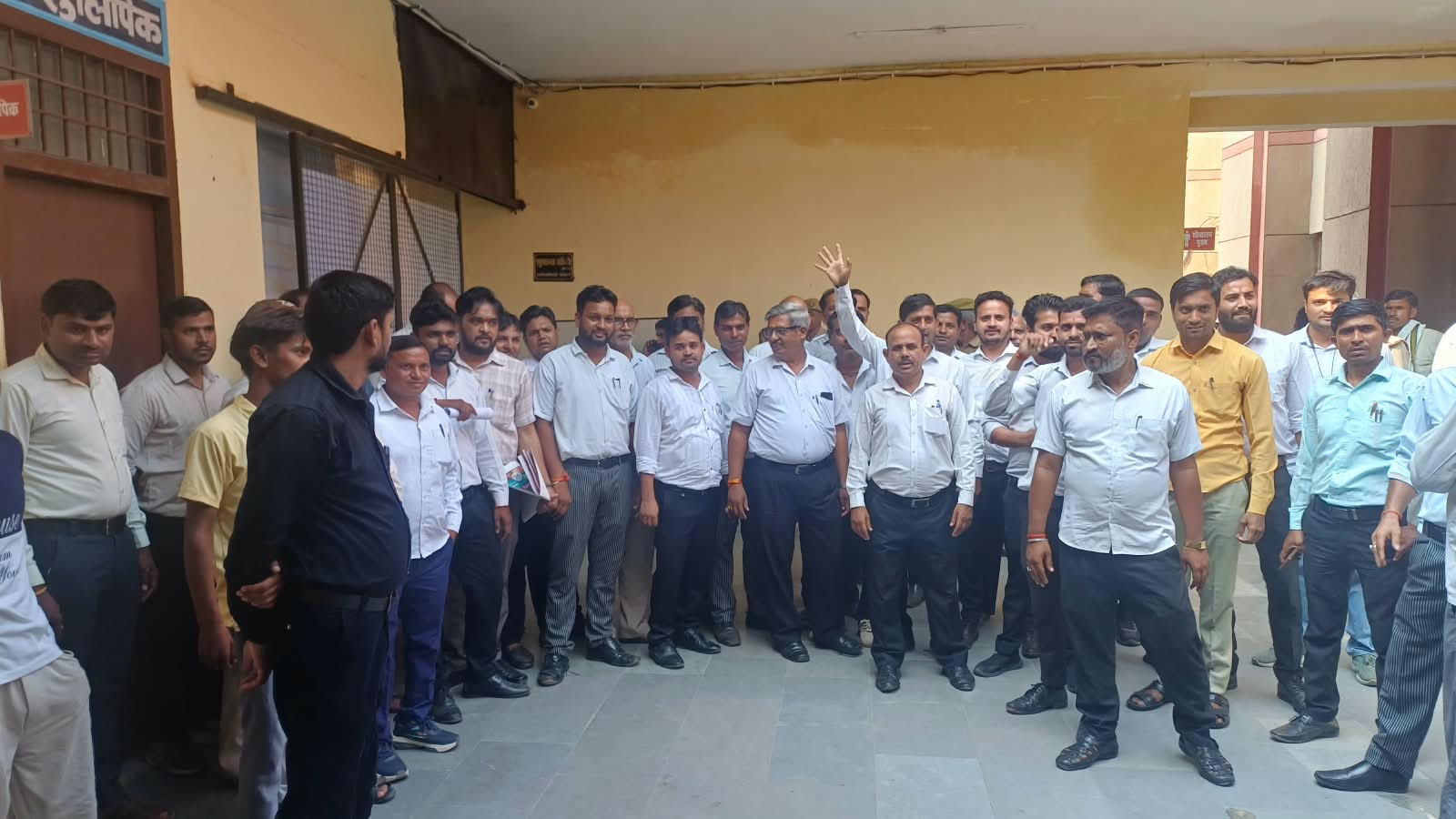 Kasganj: खेत की मेड़बंदी को 50 दिन से भटक रहा था किसान, लेखपाल पर पांच हजार मांगने का आरोप; अधिवक्ता से अभद्रता पर भड़के वकील