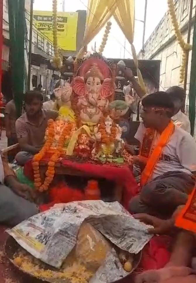 सात दिन पूजा-अर्चना के बाद गणेश प्रतिमा का विसर्जन, गुलाल उड़ाकर झूमे श्रद्धालु