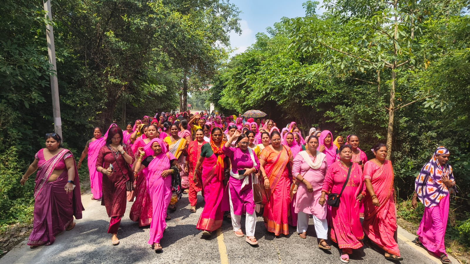 Kasganj: 2500 रुपये की प्रोत्साहन राशि मानदेय में जोड़ो, जीपीएस हाजिरी हटाओ; मांगो को लेकर कलेक्ट्रेट पहुंचीं सैंकडो आंगनबाड़ी कार्यकत्री...DM को सौंपा ज्ञापन