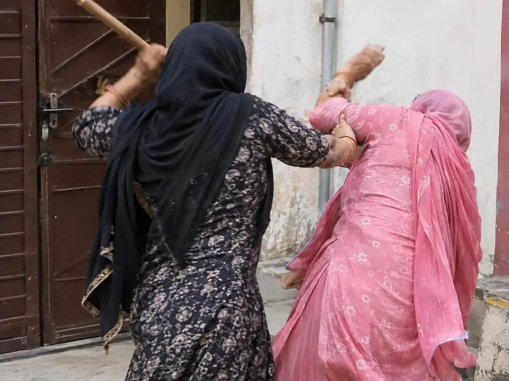 दरवाजा खोलने को लेकर पड़ोसियों में विवाद, महिला से मारपीट का आरोप