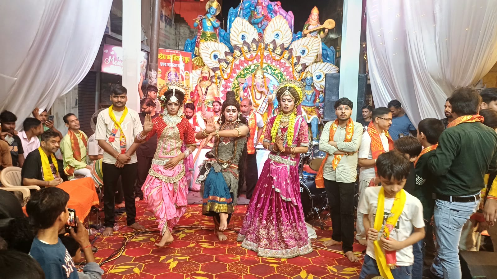 पटियाली में गणेश चौकी पर सजा आस्था का रंग, मनमोहक झांकियों ने मोहा मन; देर रात तक गूंजे गणपति के जयकारे