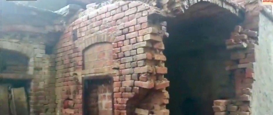Kasganj: लगातार बारिश के बीच अचानक ढह गए दो मकानों के लिंटर, बाल-बाल बचीं जिंदगियां; मलबे में दबा घरेलू सामान