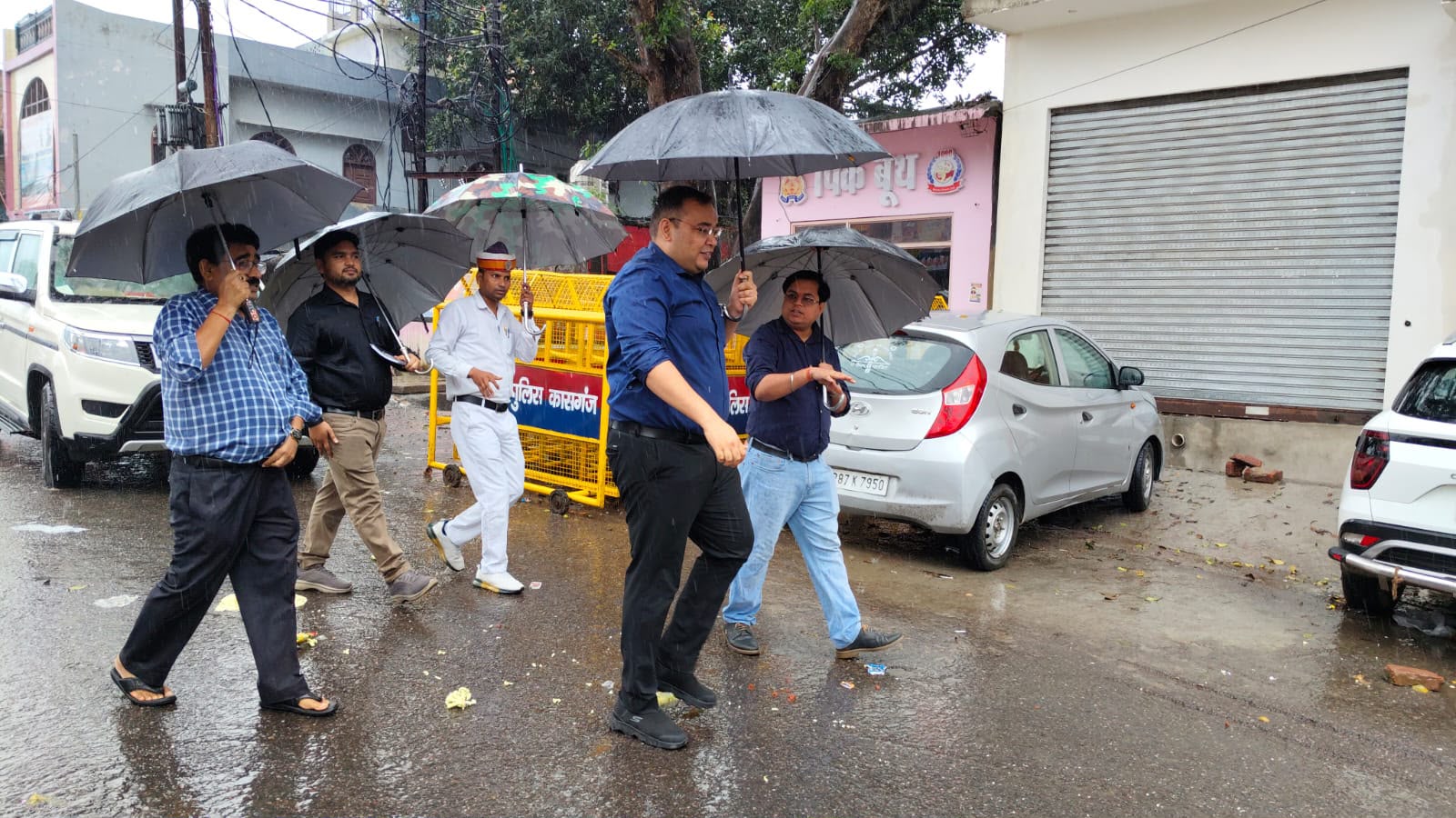 जब कासगंज में बरसे बादल तो छाता लेकर सड़क पर उतर आए डीएम, जलभराव से लेकर नालियों तक की परखी व्यवस्था