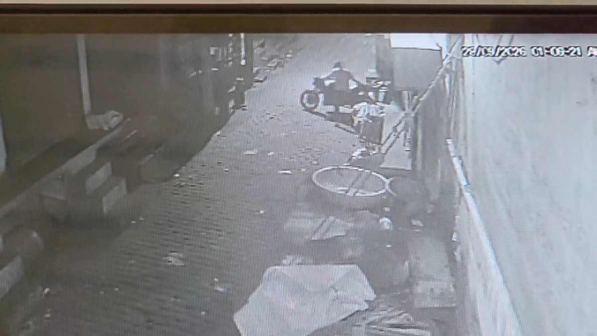 Kasganj: दुकान के बाहर खड़ी बाइक पर चोर ने किया हाथ साफ, CCTV में कैद हुई वारदात