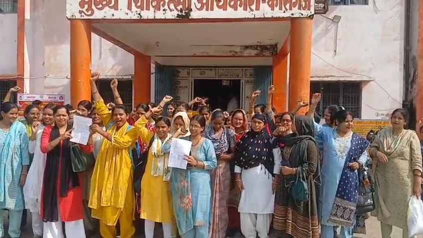 Kasganj: 10 साल से सेवा, फिर भी संविदा का दंश! नियमितीकरण को लेकर एएनएम ने खोला मोर्चा