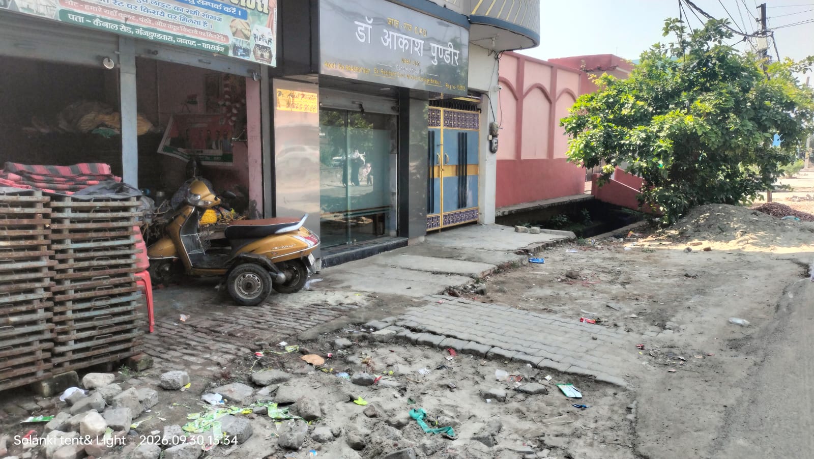 Kasganj: पहले फुटपाथ उखाड़ी, फिर निकाला टेंडर! डेढ़ माह से ठोकर खा रहे राहगीर, पालिका का ‘उल्टा विकास’ मॉडल की चर्चा मे