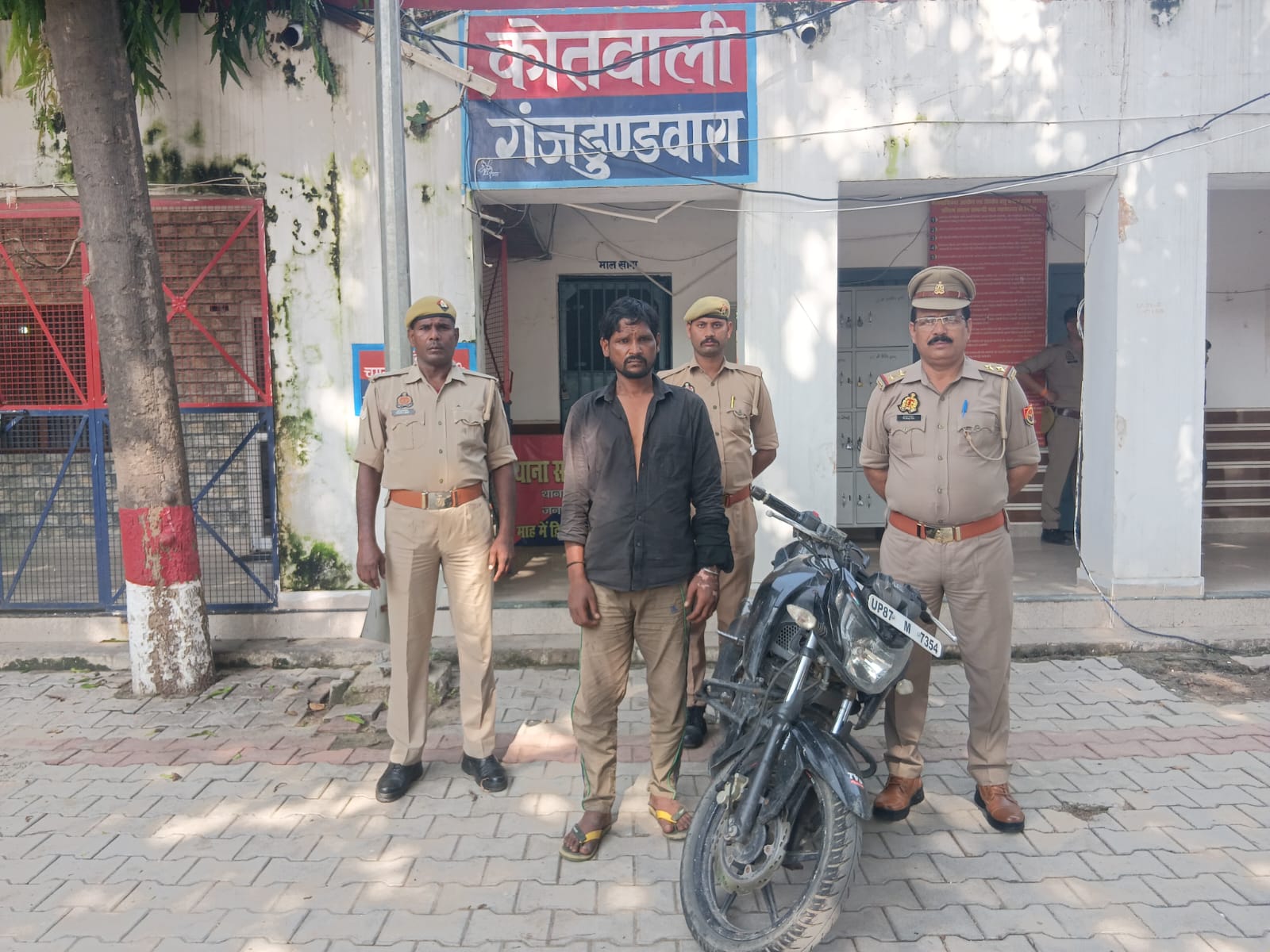 Kasganj: CCTV में कैद बाइक चोरी का खुलासा, चोरी की बाइक समेत आरोपी गिरफ्तार