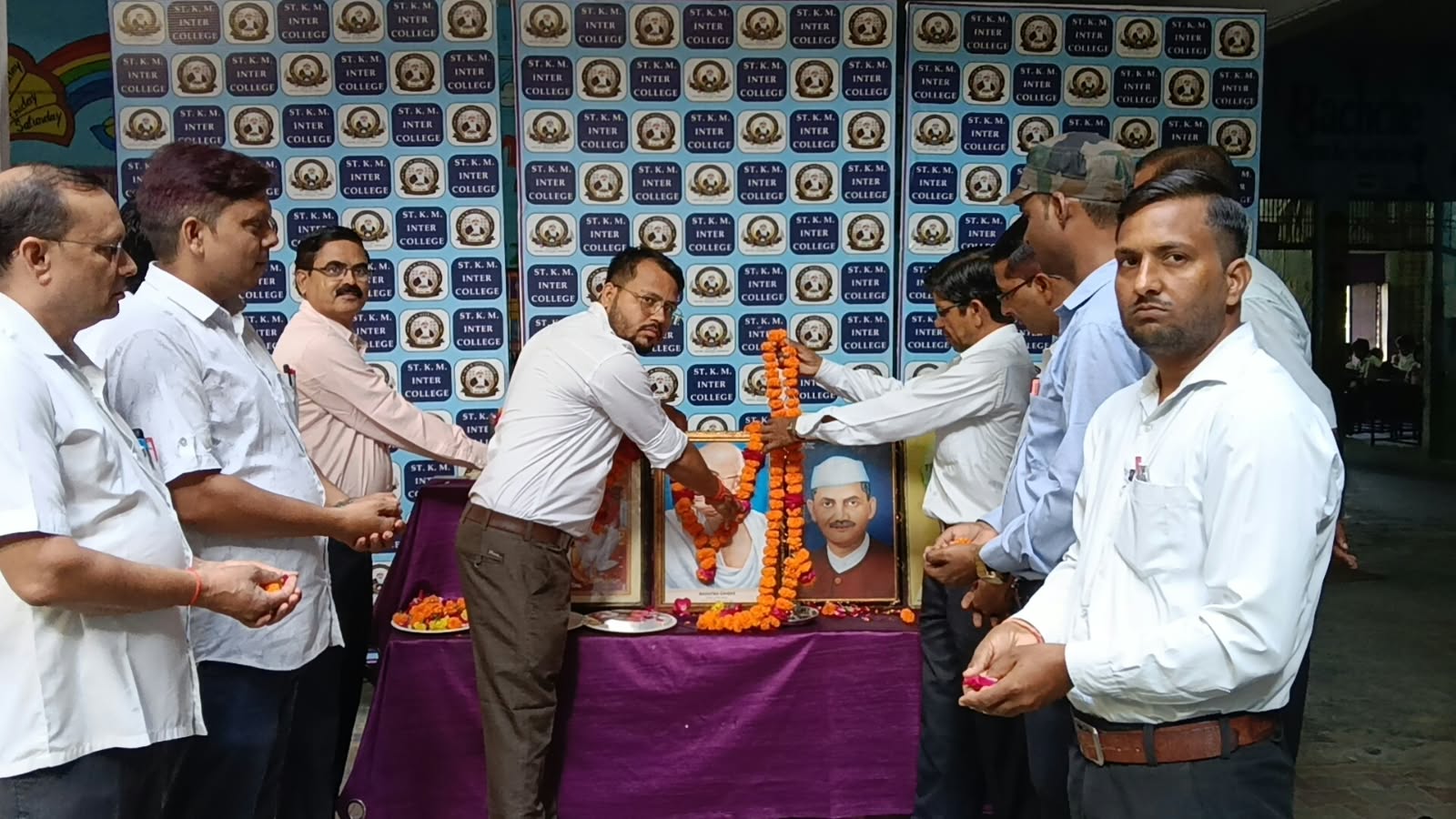 Kasganj: पोस्टर और निबंधों में दिखी गांधी की अहिंसा, शास्त्री की सादगी और राष्ट्रसेवा का संदेश