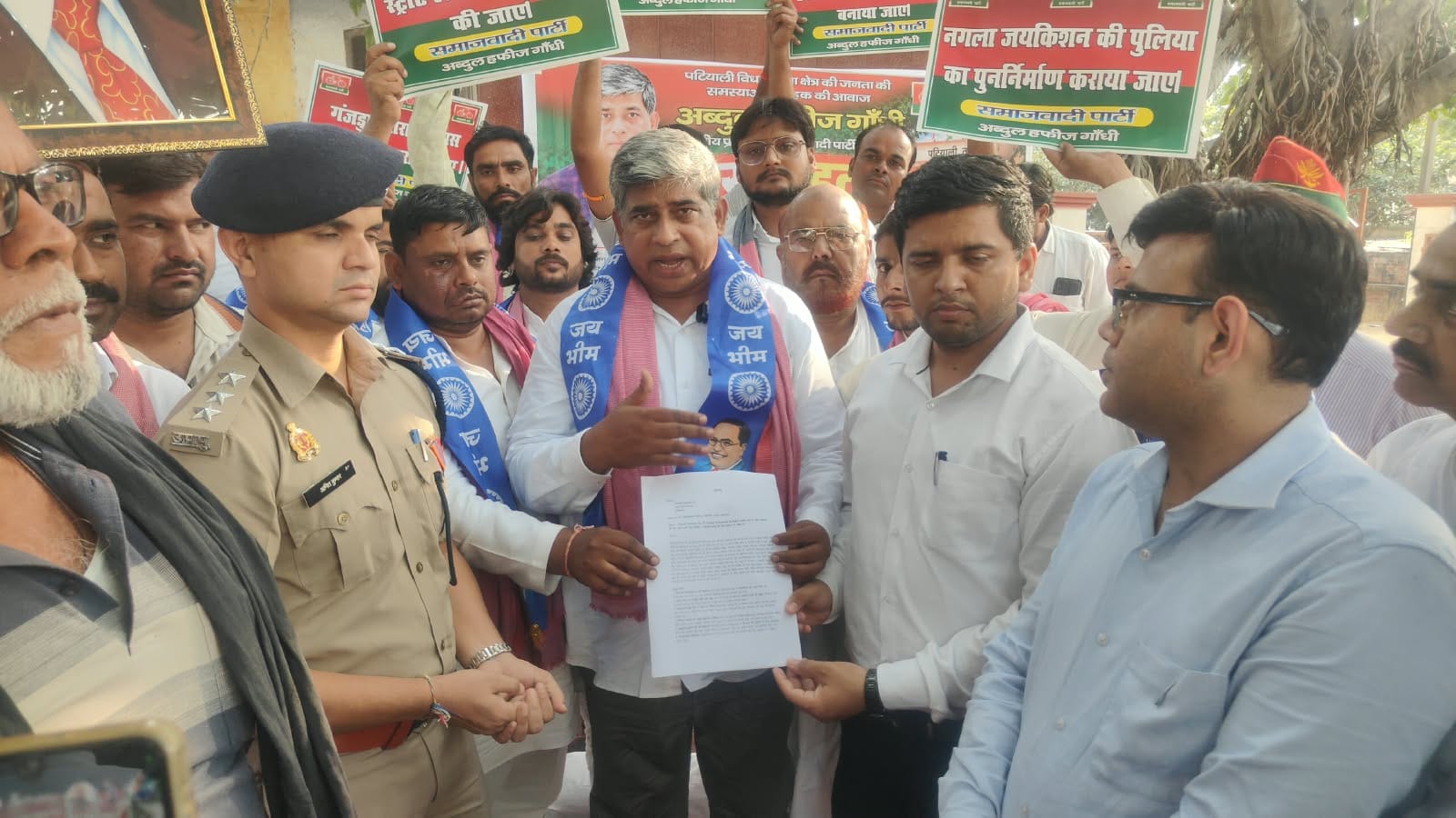 Kasganj:दो घंटे में ही स्थगित हुई अब्दुल हफीज गांधी की भूख हड़ताल, प्रशासन के आश्वासन पर लिया निर्णय