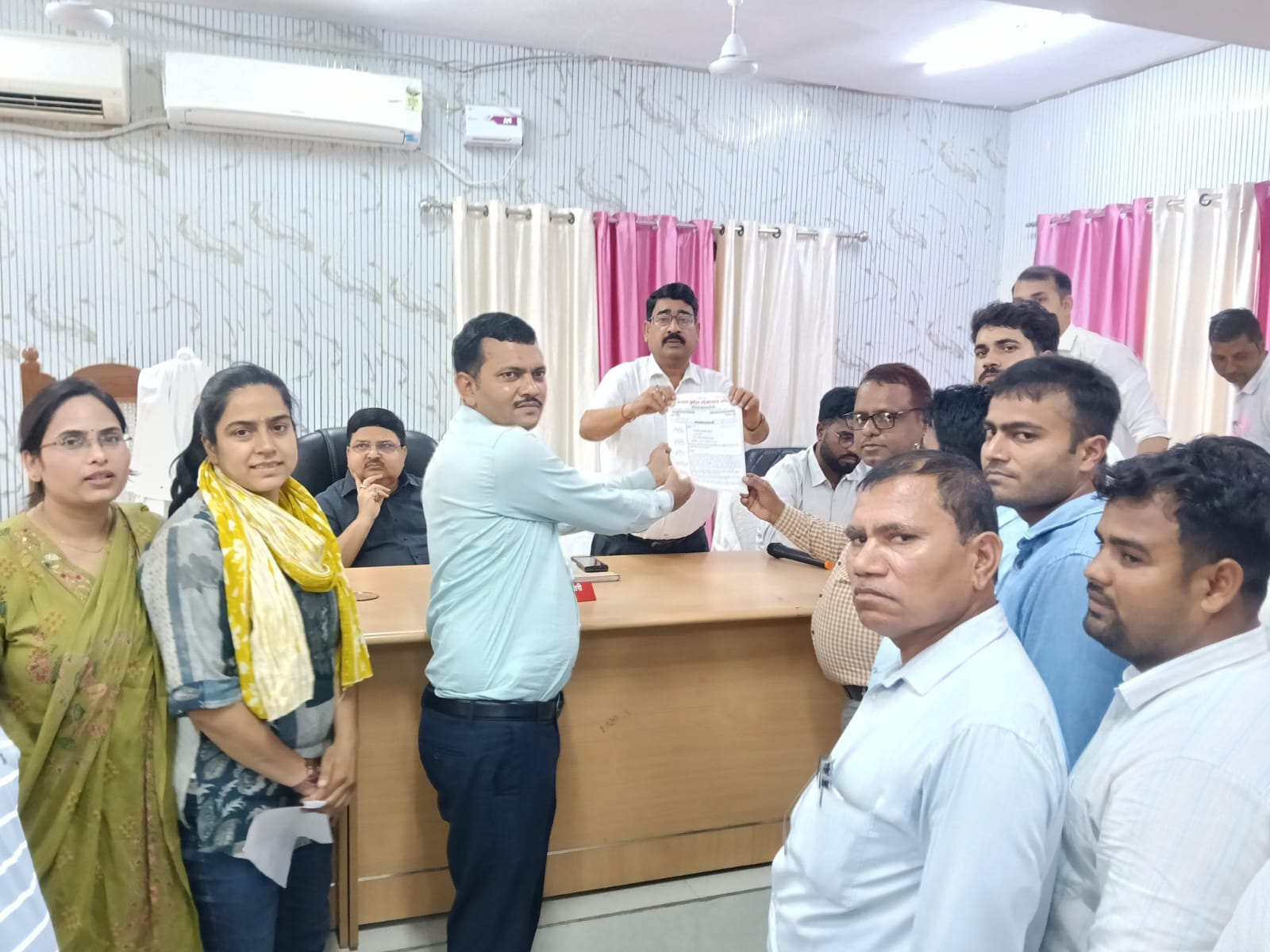 Kasganj: 17 अक्टूबर से कार्य बहिष्कार की चेतावनी, आठ सूत्रीय मांगों को लेकर लेखपालों ने मुख्यमंत्री को भेजा ज्ञापन