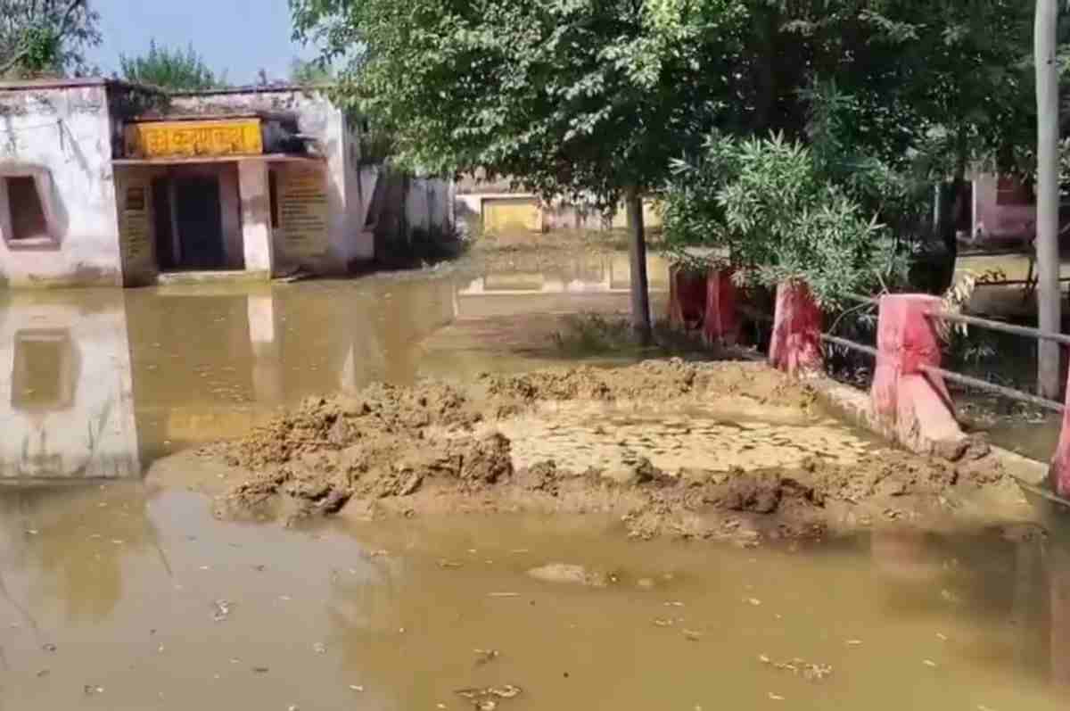 हर साल डूबता है सिढपुरा पीएचसी, आती सड़क किनारे ओपीडी की नौबत... लेकिन क्यों सोता रहता है प्रशासन