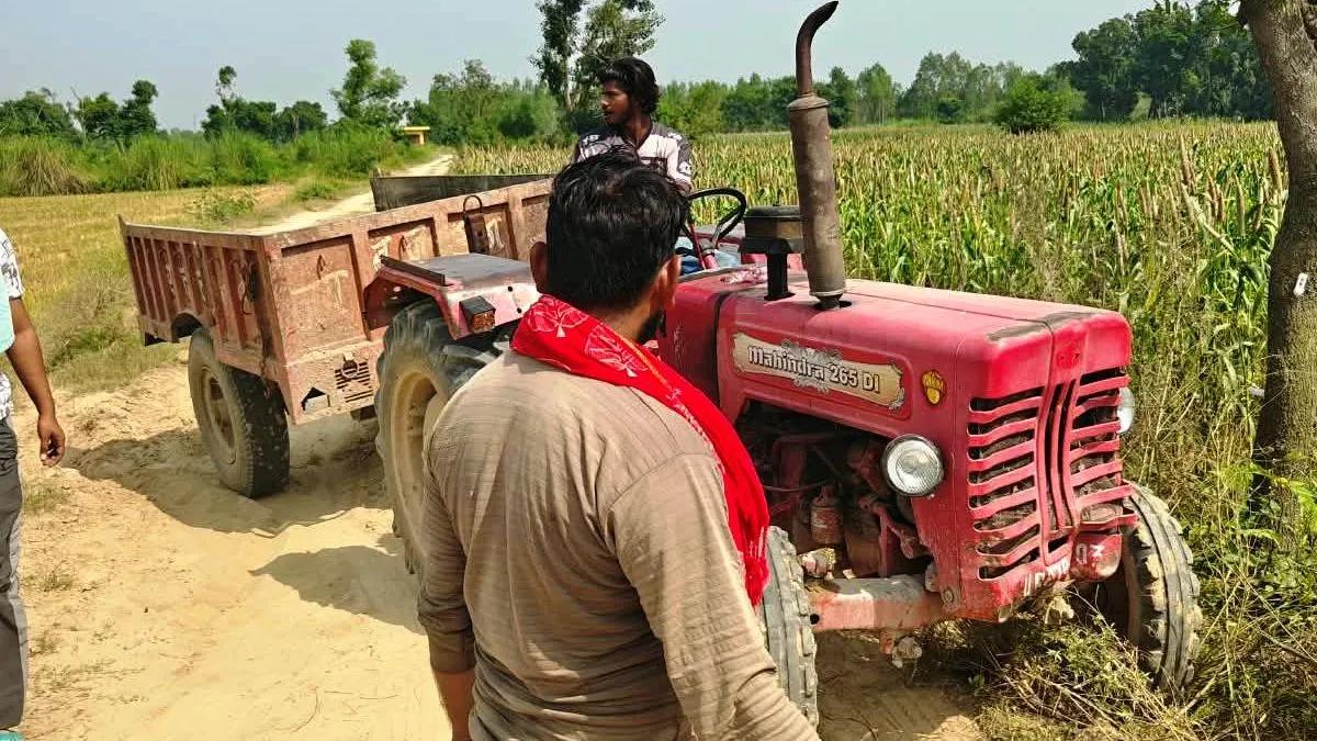 Kasganj: अवैध खनन रोकने पहुंचे नायब तहसीलदार और ड्राइवर से अभद्रता, मोबाइल छीना; चार ट्रैक्टर-ट्रॉली और लोडर छुड़ा ले गए आरोपी....4 नामजद सहित अज्ञातो पर FIR