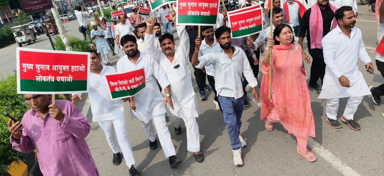 बरेली: सड़क पर उतरे सपाई, ‘वोट बचाओ-देश बचाओ’ के लगाए नारे