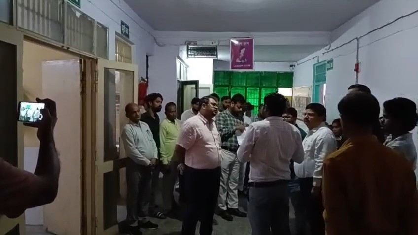 Kasganj: आकांक्षी ब्लॉक के निरीक्षण में विशेष सचिव को मिलीं खामियां, स्कूल में मात्र 30-40 प्रतिशत बच्चे उपस्थित मिले तो ऑपरेटर के अभाव में बंद मिला ऑक्सीजन प्लांट