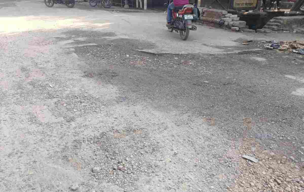Kasganj: सड़क के गड्ढों का घटिया इलाज, 'दर्द' बरकरार