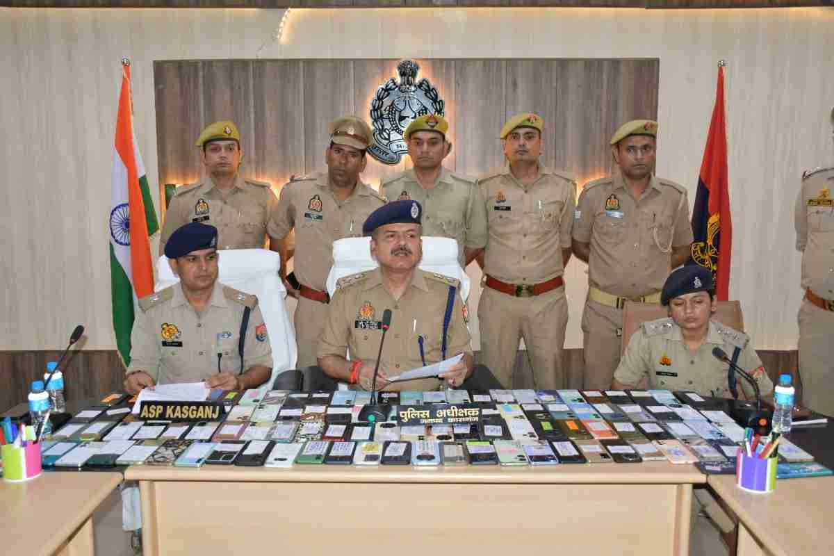 गुम हुए 120 मोबाइल खोज लाई कासगंज पुलिस, 32 लाख के फोन पाकर खिले चेहरे