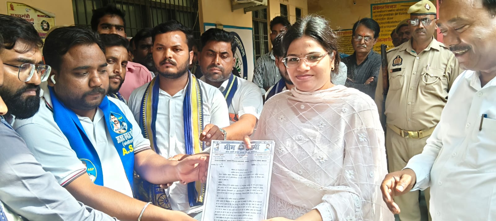Kasganj: लेखपाल पर रिश्वतखोरी और अवैध वसूली के आरोप, भीम कर्मी संगठन और आजाद समाज पार्टी कार्यकर्ताओं ने किया तहसील में प्रदर्शन