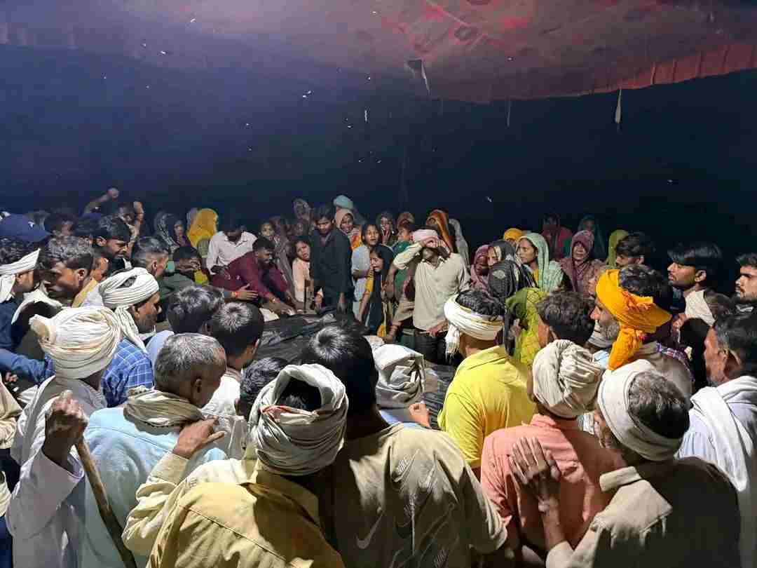 देर रात नरौरा हादसे में मृत पांच लोगों के शव सिढपुरा के गांव देहली बुजुर्ग पहुंचे.....परिजनों का कांप उठा कलेजा