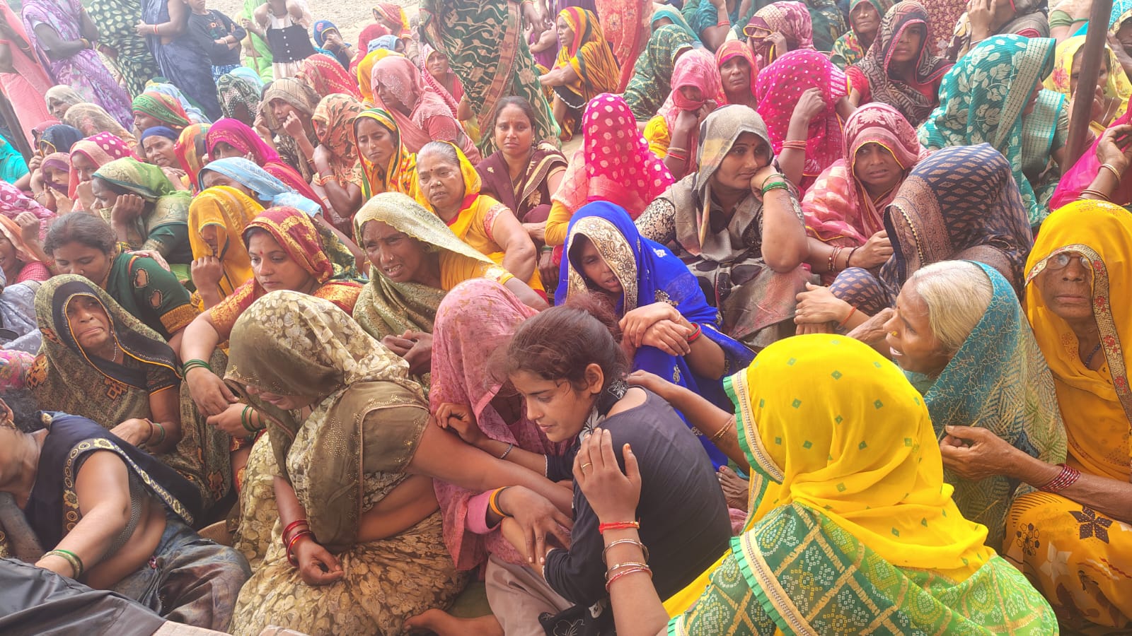 Kasganj: चार चिताएं एक साथ देख हर आंख हुई नम, मासूम को दफनाया, तीन का एक साथ अंतिम संस्कार....दहेली बुजुर्ग में पसरा मातम 