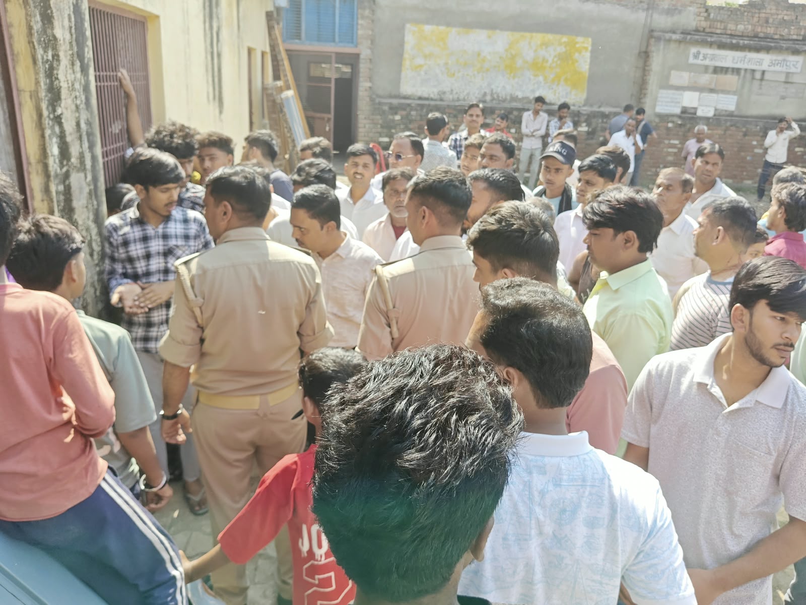 अमांपुर मे रामलीला मंच से समाज विशेष पर टिप्पणी से बवाल! विरोध जताने पहुंचे युवक के सिर पर फरसे से वार, गंभीर घायल