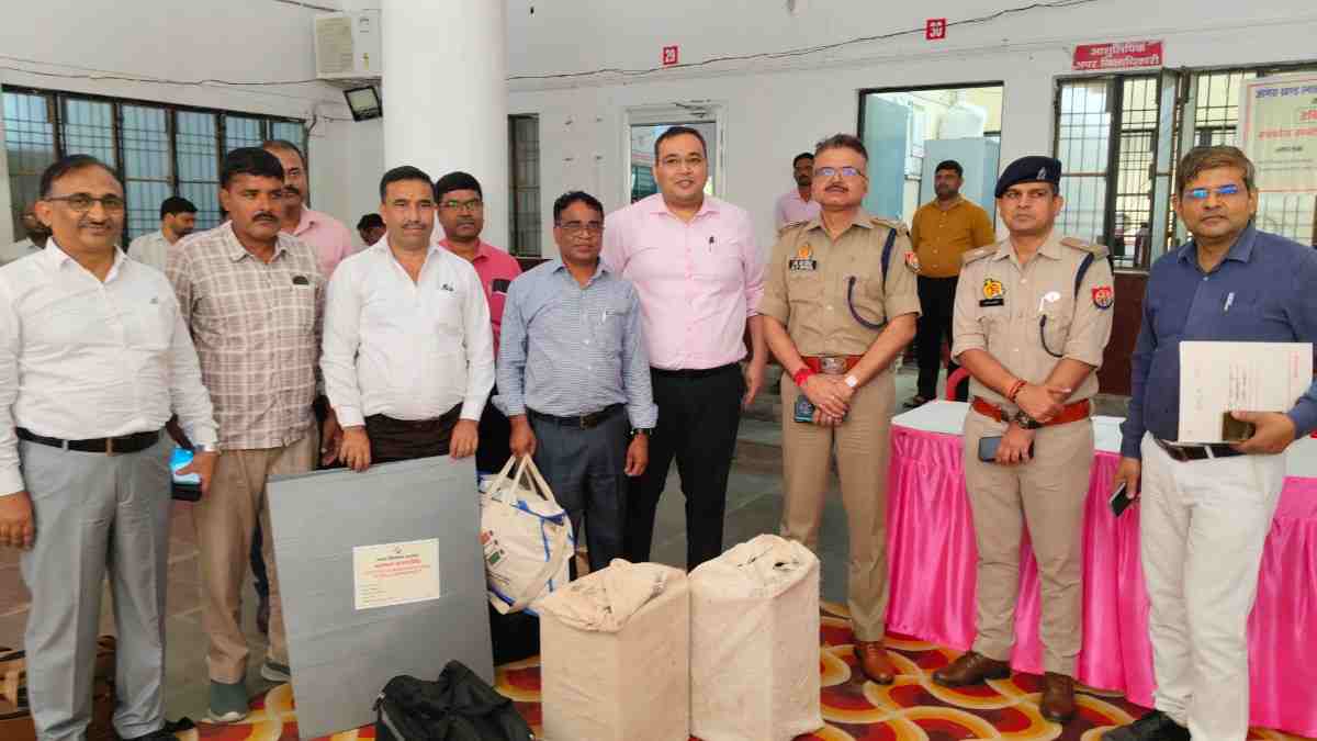 Kasganj: 20 मतदान केंद्रों पर क कल वोट की बारी, सुरक्षा के घेरे में होगा एमएलसी चुनाव, पोलिंग पार्टियां रवाना