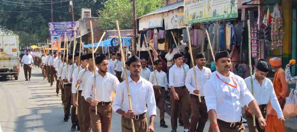 पटियाली में निकला स्वयंसेवकों का पथ संचलन, कदम से कदम मिलाकर दिया एकता, अनुशासन और राष्ट्रभक्ति का संदेश