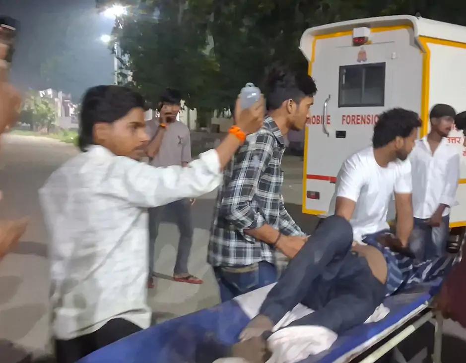 kasganj: बाइक सवार दो हमलावरो ने दुकान के बाहर खड़े युवक को मारी गोली, अलीगढ रेफर