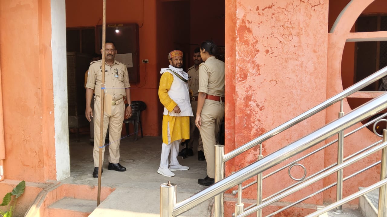 Kasganj: एमएलसी चुनाव मे वोटिंग की रफ्तार धीमी, दिन चढ़ने पर बढ़ेगा मतदान का ग्राफ