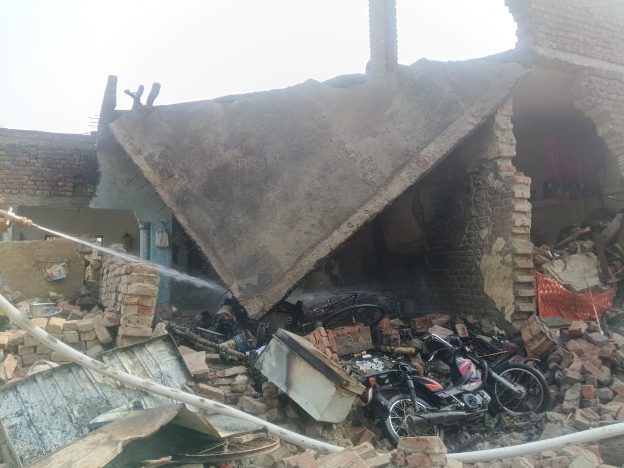 Kasganj: खाना बनाते समय सिलेंडर में लगी आग, धमाके से ढही छत; 14 वर्षीय किशोर की मौत