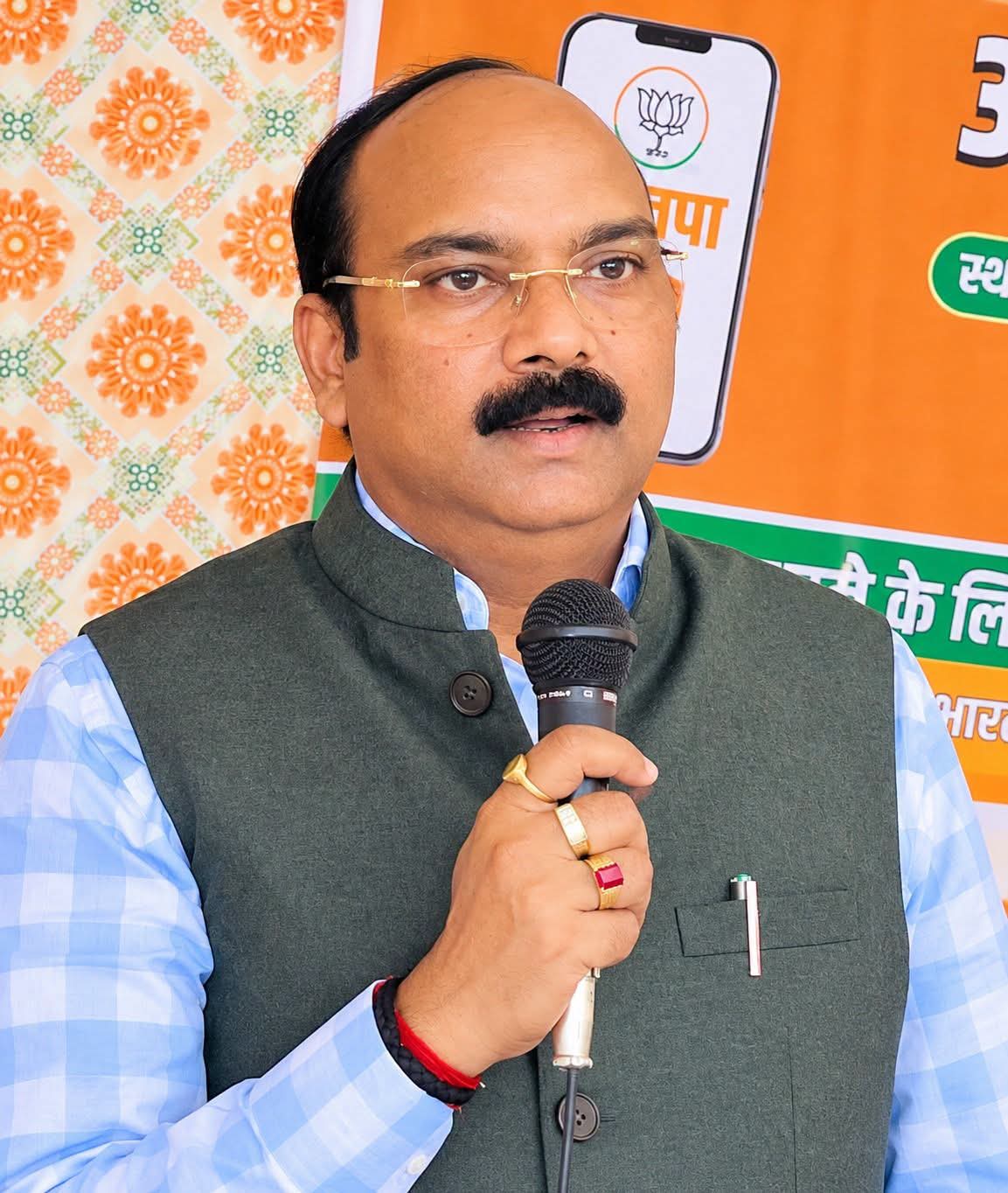 शाहजहांपुर: सपा में शामिल होने पहुंचे गौरव सागर ने खुद को बताया भाजपा सांसद भांजा, अरुण सागर ने किया खंडन