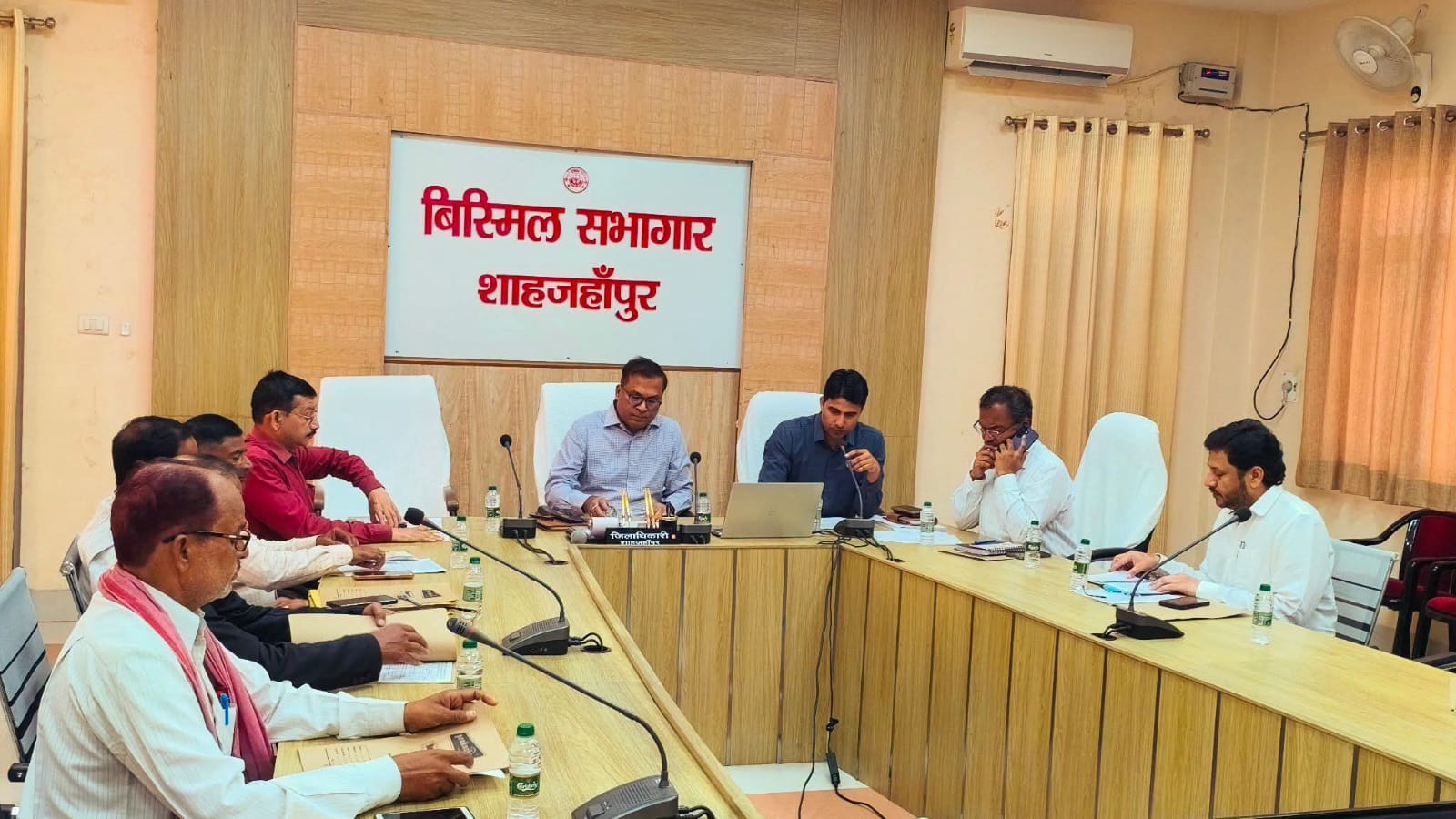 शाहजहांपुर: विधानसभा चुनाव की तैयारी तेज, डीएम ने दिए मतदेय स्थलों के सत्यापन और मतदाता सूची दुरुस्त करने के निर्देश