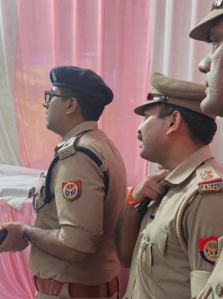 शाहजहांपुर: मेले की सुरक्षा पर पुलिस की नजर, सीओ सदर ने पैदल गश्त कर परखी व्यवस्था